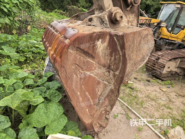 铲斗右后整体(工作和回转装置) 铲斗右后整体(工作和回转装置)