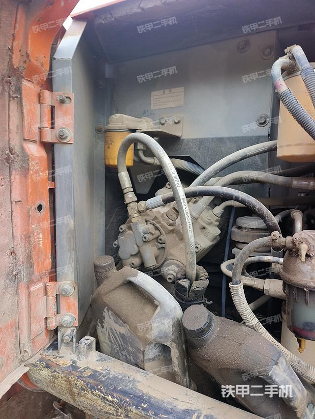 液压泵舱室正面整体(整机外观) 液压泵舱室正面整体(整机外观)