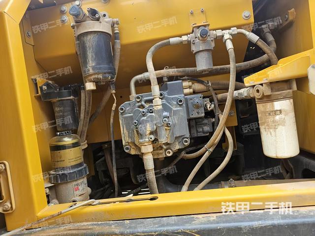 液压泵舱室正面整体（整机外观）