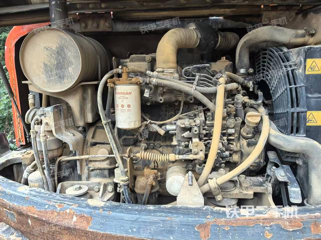 回转马达和主控阀（整机外观）