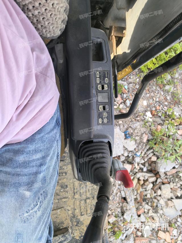 座椅左侧控制台/音响/含左手柄(驾驶室部分) 座椅左侧控制台/音响/含左手柄(驾驶室部分)