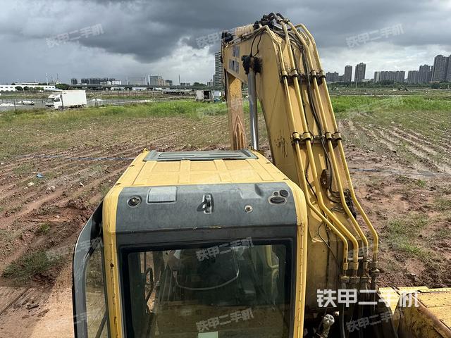 驾驶室顶部(整机外观) 驾驶室顶部(整机外观)