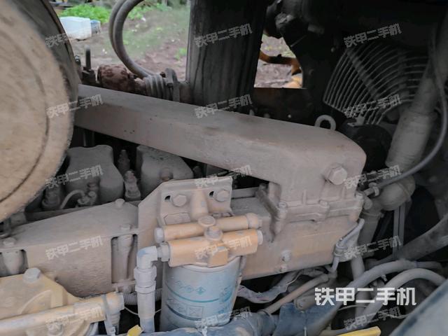 发动机右侧全景(推土机发动机舱) 发动机右侧全景(推土机发动机舱)