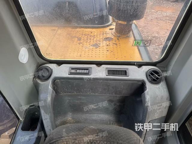 行走控制手柄和踏板?俯拍（駕駛室部分）