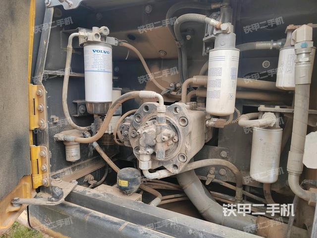 液压泵舱室正面整体（整机外观）