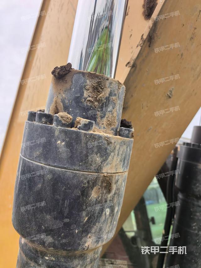 大臂油缸整体 竖拍(工作和回转装置) 大臂油缸整体 竖拍(工作和回转装置)