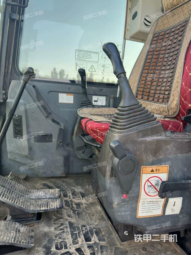 驾驶室顶部(整机外观) 驾驶室顶部(整机外观)