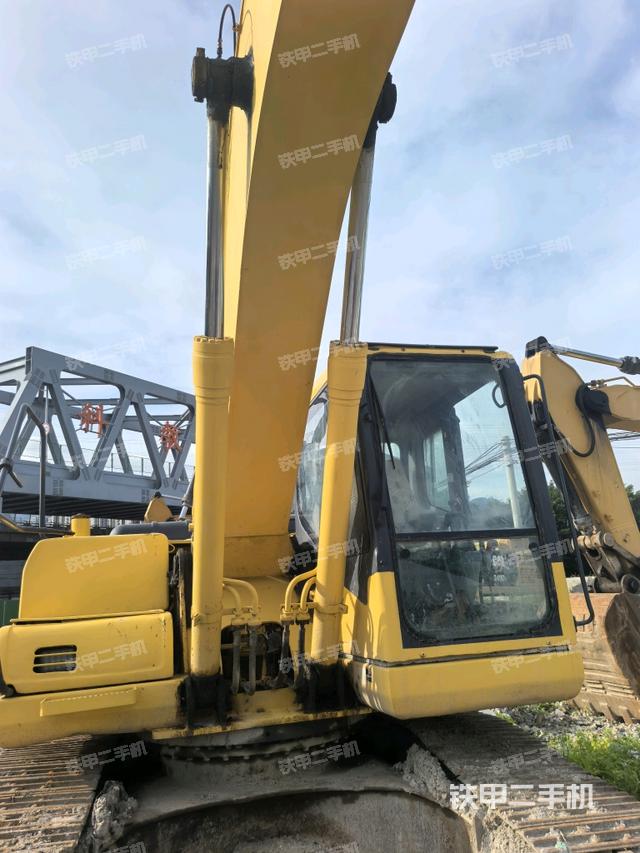 大臂油缸整体 竖拍(工作和回转装置) 大臂油缸整体 竖拍(工作和回转装置)