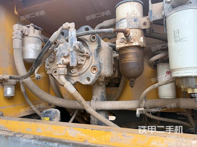 液压泵舱室正面整体(整机外观) 液压泵舱室正面整体(整机外观)