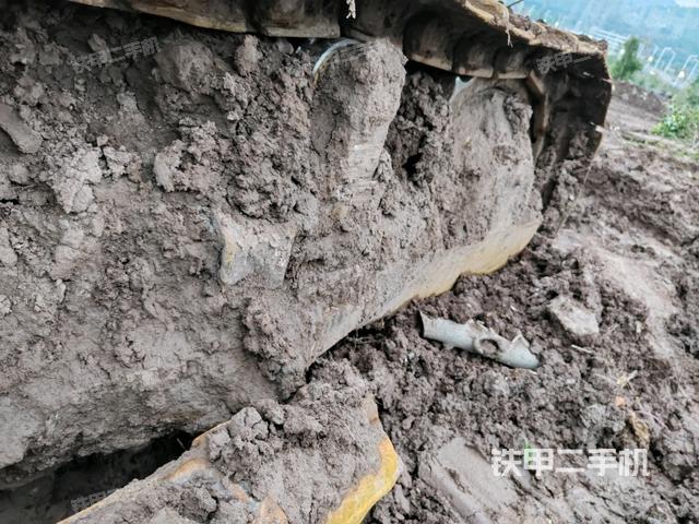 右侧履带全景(推土机底盘及工作装置) 右侧履带全景(推土机底盘及工作装置)