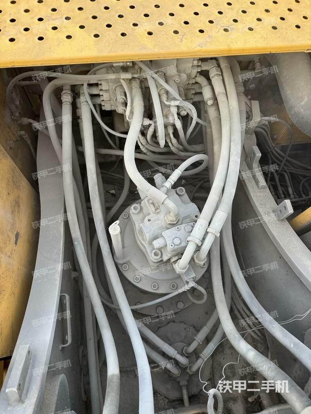 回转马达和主控阀(整机外观) 回转马达和主控阀(整机外观)