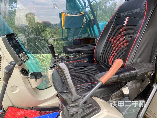 駕駛室整體(整機(jī)外觀) 駕駛室整體(整機(jī)外觀)