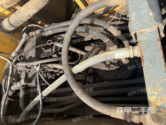 回轉(zhuǎn)馬達(dá)和主控閥（整機(jī)外觀）