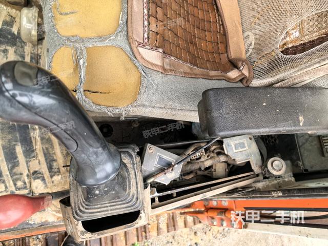 座椅右侧控制台/钥匙门/油门/含右手柄(驾驶室部分) 座椅右侧控制台/钥匙门/油门/含右手柄(驾驶室部分)