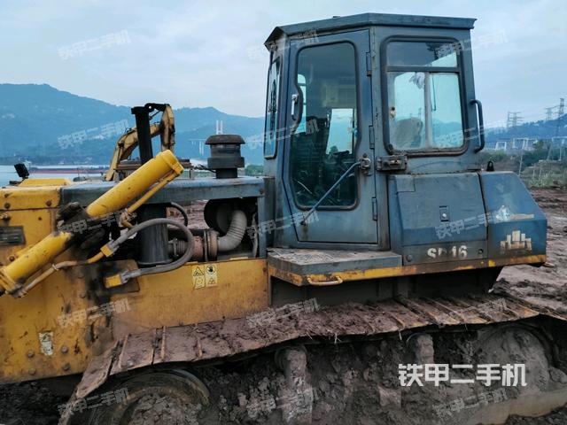 驾驶室左侧全景照(推土机驾驶室) 驾驶室左侧全景照(推土机驾驶室)