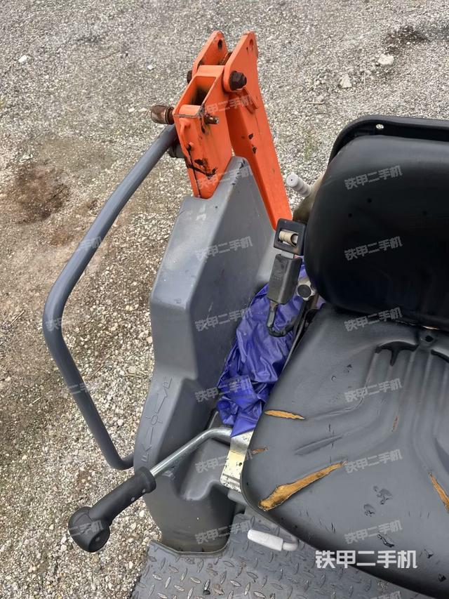 右側(cè)正面照（壓路機(jī)駕駛室）