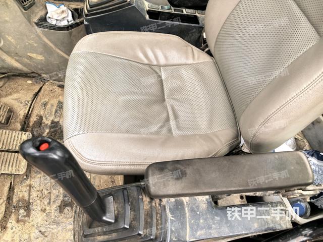 行走控制手柄和踏板 俯拍(驾驶室部分) 行走控制手柄和踏板 俯拍(驾驶室部分)