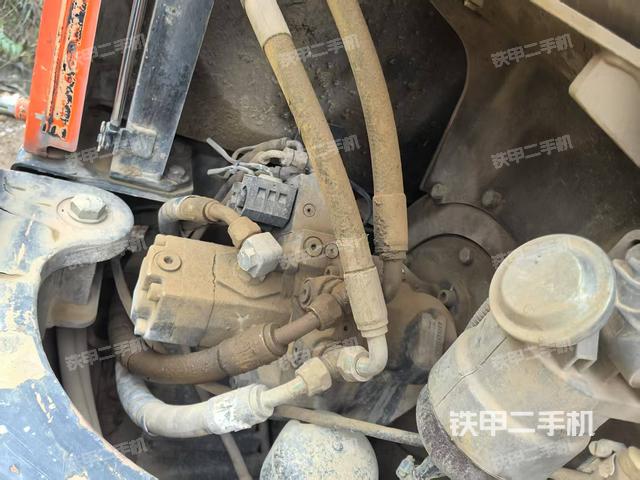 液压泵舱室正面整体（整机外观）