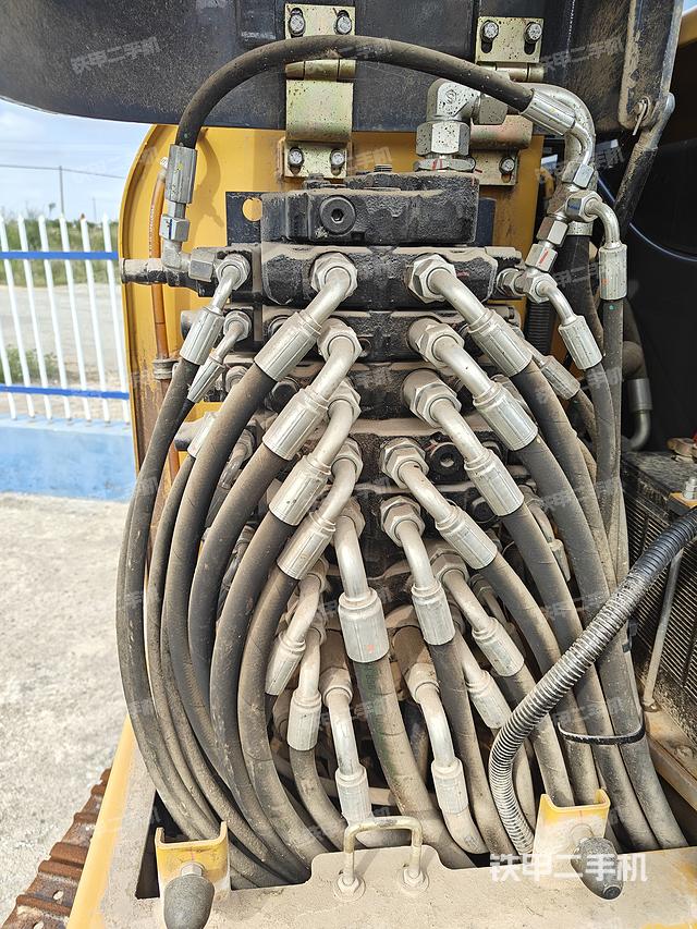 回转马达和主控阀（整机外观）