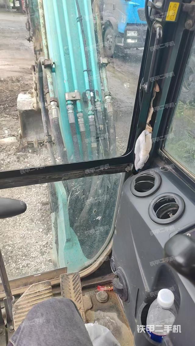 回转马达和主控阀(整机外观) 回转马达和主控阀(整机外观)