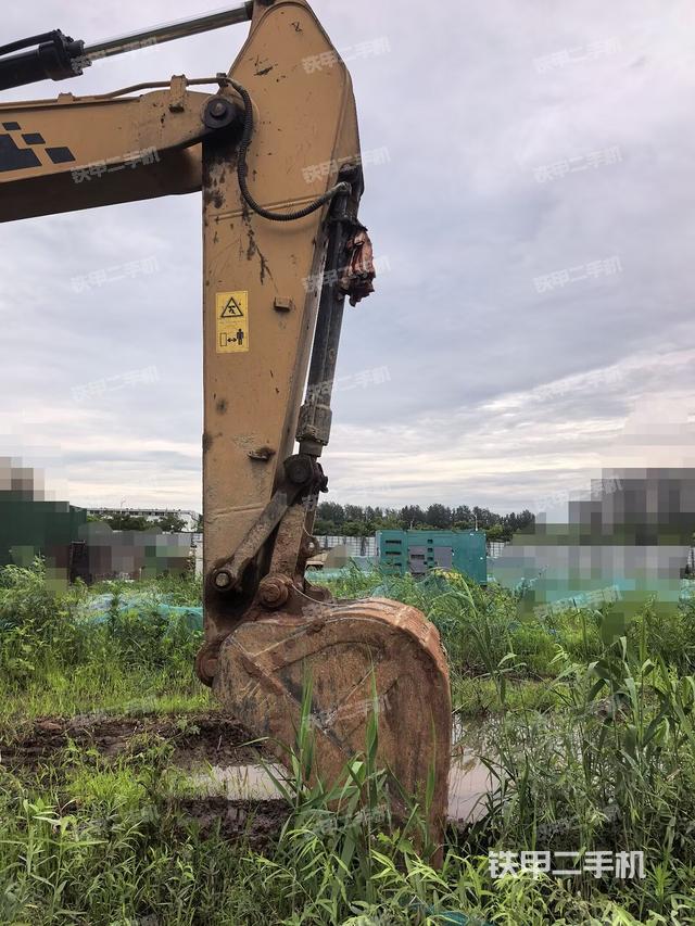 小臂整体左后(工作和回转装置) 小臂整体左后(工作和回转装置)