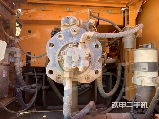 液壓泵艙室正面整體(整機外觀) 液壓泵艙室正面整體(整機外觀)