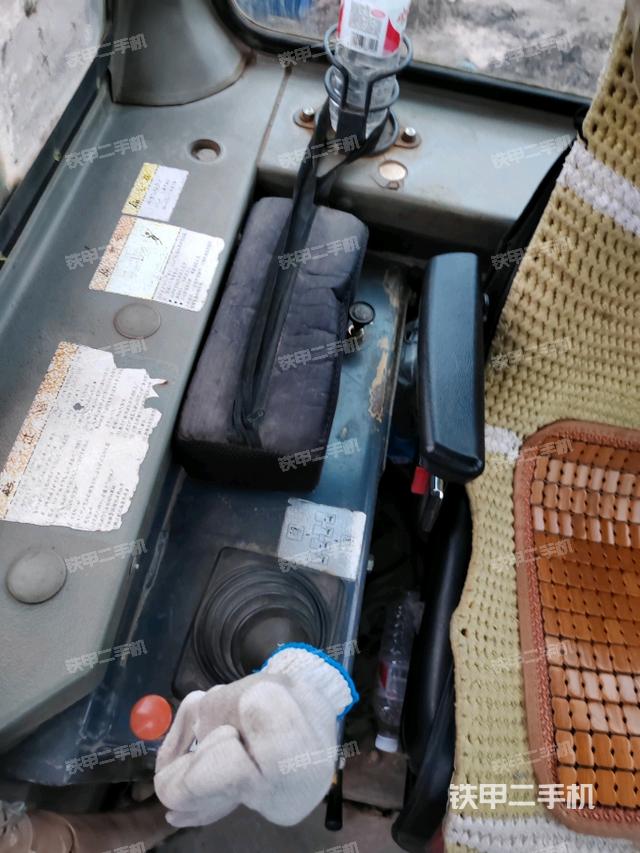 驾驶室内部顶部(推土机驾驶室) 驾驶室内部顶部(推土机驾驶室)