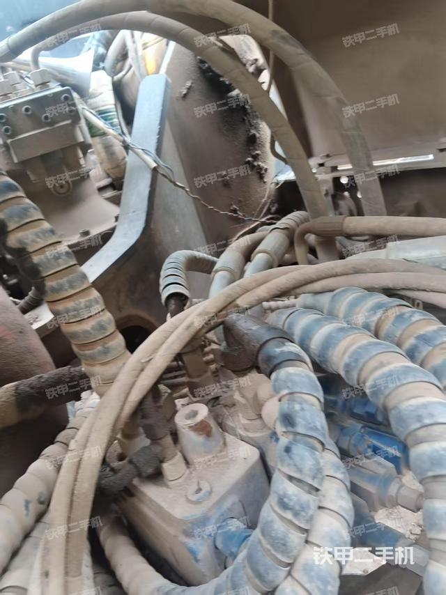 回转马达和主控阀（整机外观）