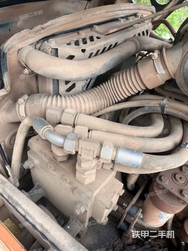 發(fā)動(dòng)機(jī)左側(cè)全景（壓路機(jī)發(fā)動(dòng)機(jī)艙）