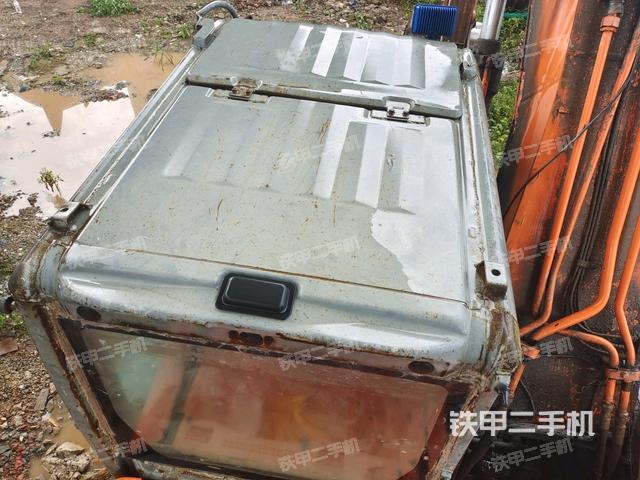 駕駛室頂部(整機(jī)外觀) 駕駛室頂部(整機(jī)外觀)