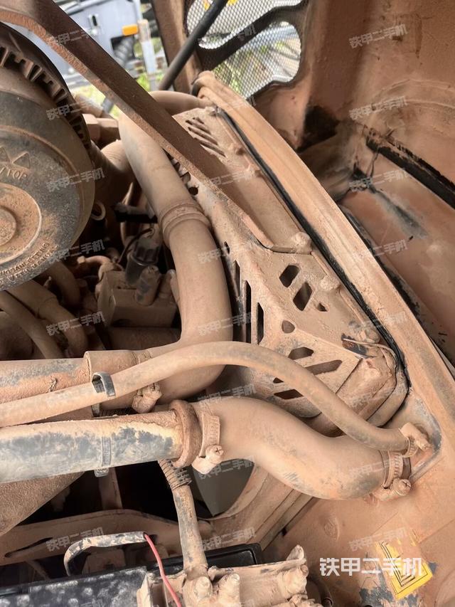 分動(dòng)箱或變速箱（壓路機(jī)發(fā)動(dòng)機(jī)艙）