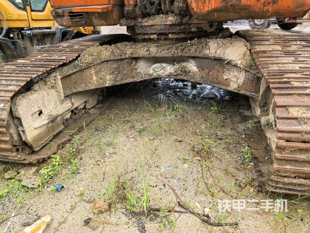 转盘和下车架正前(工作和回转装置) 转盘和下车架正前(工作和回转装置)