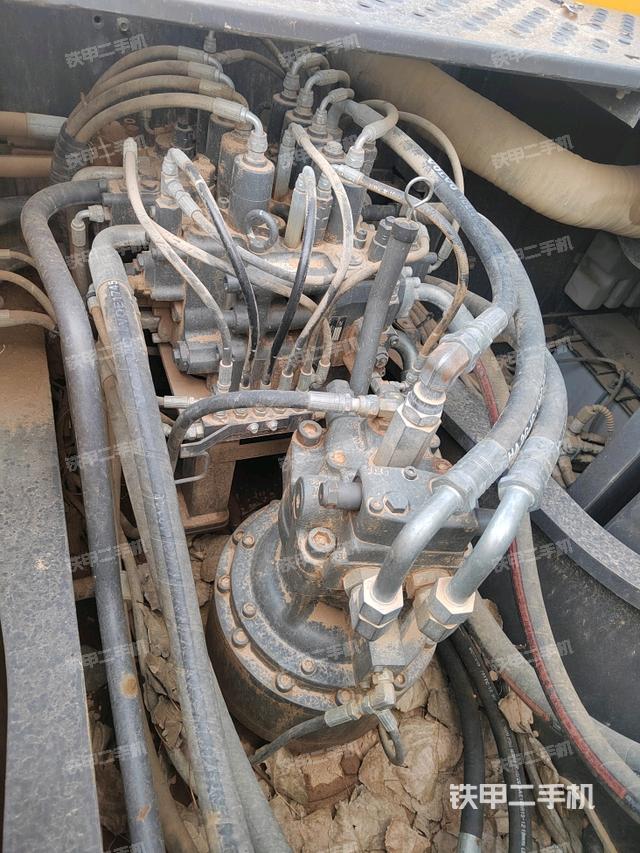 回转马达和主控阀（整机外观）