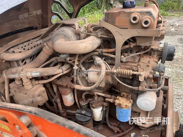 發(fā)動(dòng)機(jī)右側(cè)全景（壓路機(jī)發(fā)動(dòng)機(jī)艙）