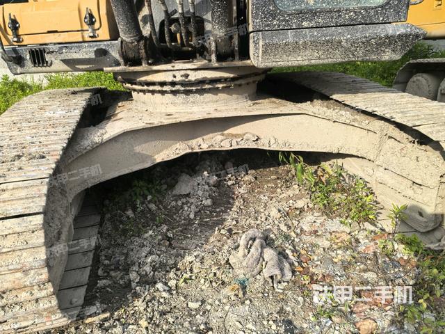 转盘和下车架正前(工作和回转装置) 转盘和下车架正前(工作和回转装置)