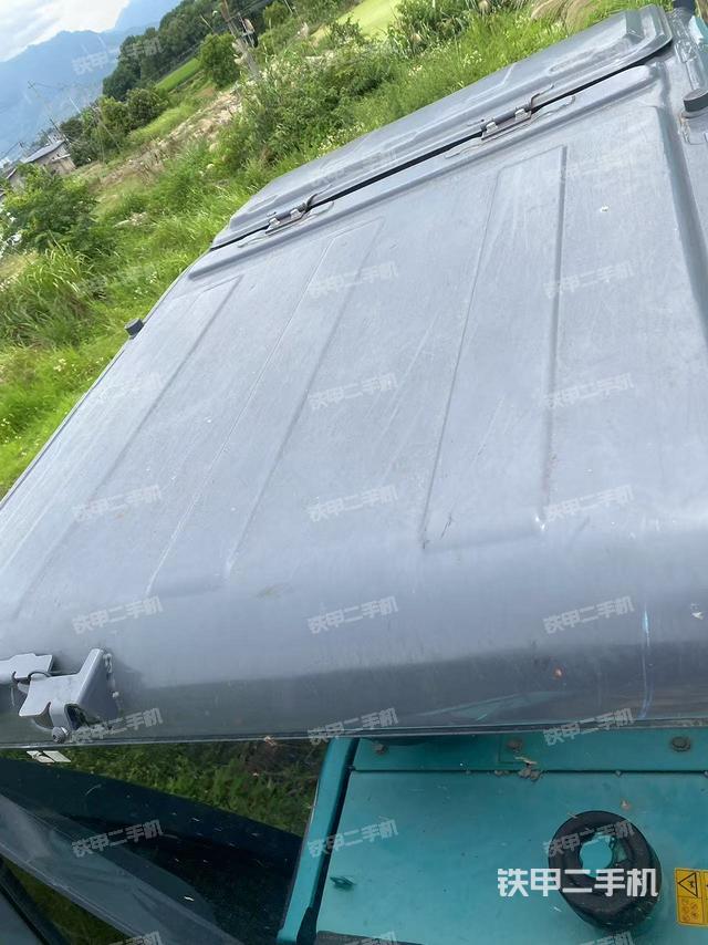 駕駛室頂部(整機(jī)外觀) 駕駛室頂部(整機(jī)外觀)