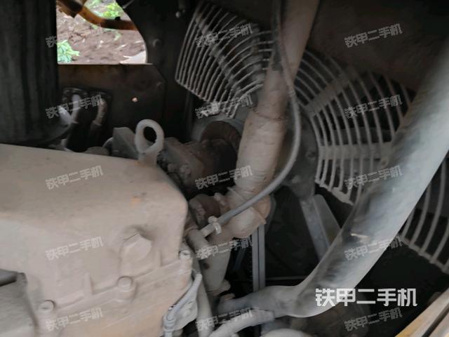 发动机左侧全景(推土机发动机舱) 发动机左侧全景(推土机发动机舱)