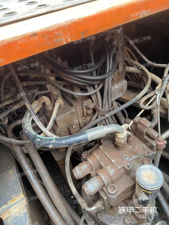 回转马达和主控阀(整机外观) 回转马达和主控阀(整机外观)