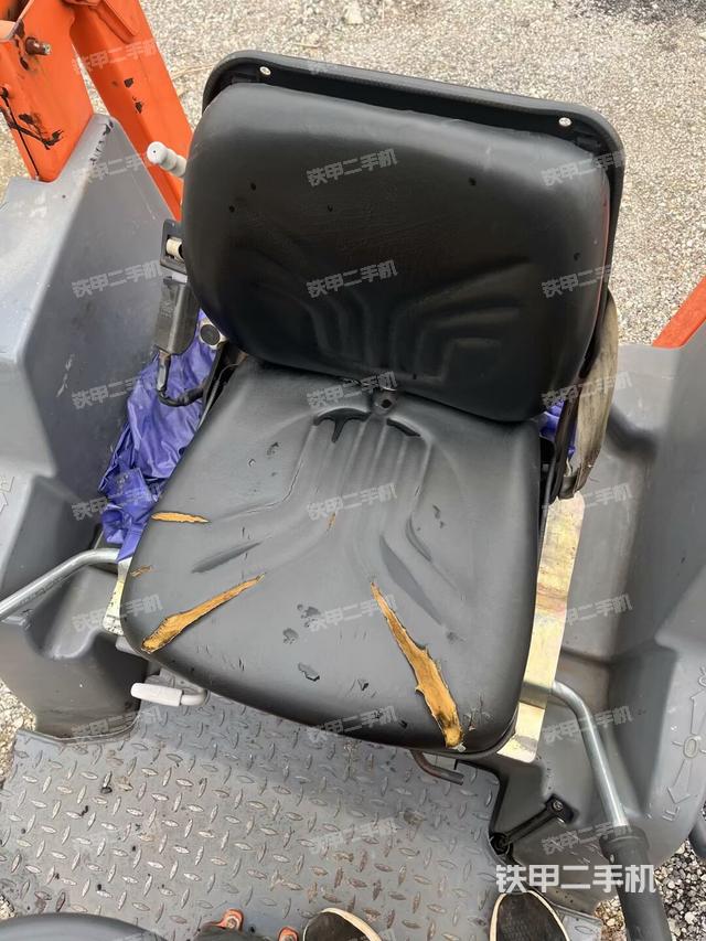 駕駛室側(cè)向上照全景（壓路機(jī)駕駛室）