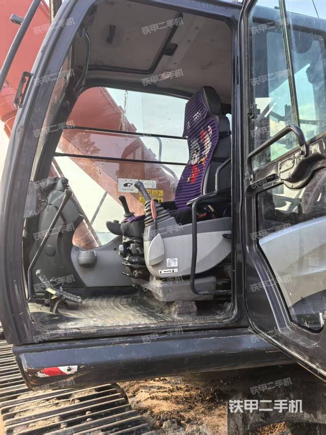 驾驶室整体(整机外观) 驾驶室整体(整机外观)