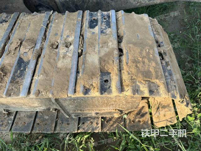 单侧履带整体(整机外观) 单侧履带整体(整机外观)