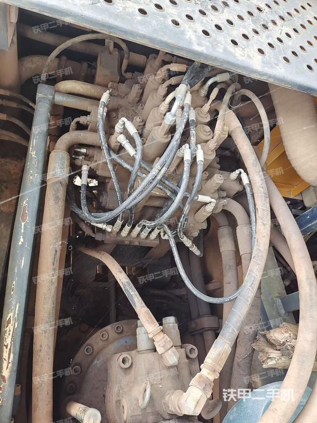 回转马达和主控阀（整机外观）