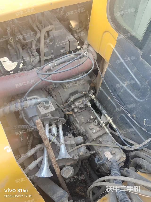 液压泵舱室正面整体（整机外观）