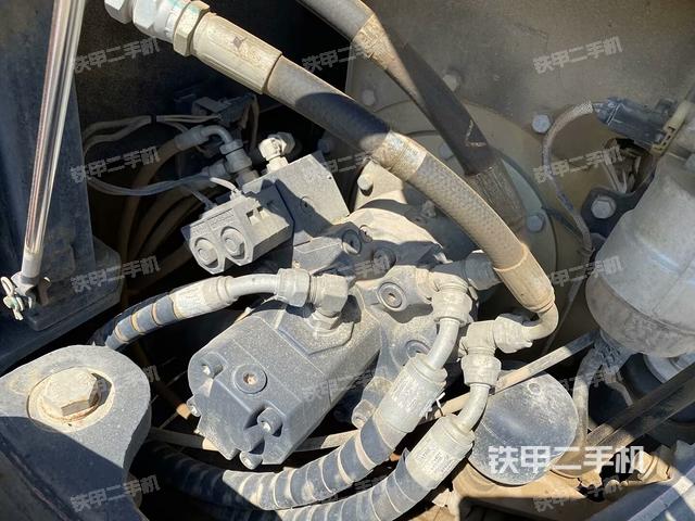 回转马达和主控阀(整机外观) 回转马达和主控阀(整机外观)