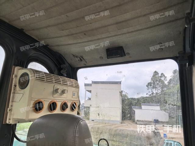 座椅左侧控制台/音响/含左手柄(驾驶室部分) 座椅左侧控制台/音响/含左手柄(驾驶室部分)