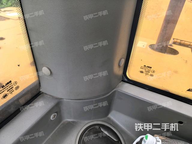 行走控制手柄和踏板?俯拍（駕駛室部分）