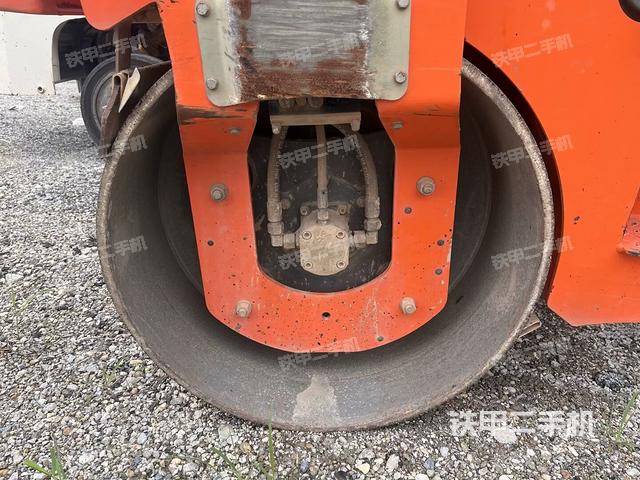 正后側(cè)（壓路機(jī)前后車(chē)架）