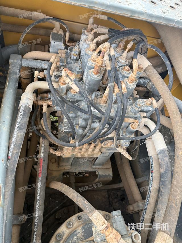 回转马达和主控阀(整机外观) 回转马达和主控阀(整机外观)