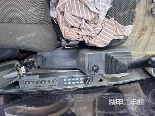 座椅右側(cè)控制臺/鑰匙門/油門/含右手柄（駕駛室部分）