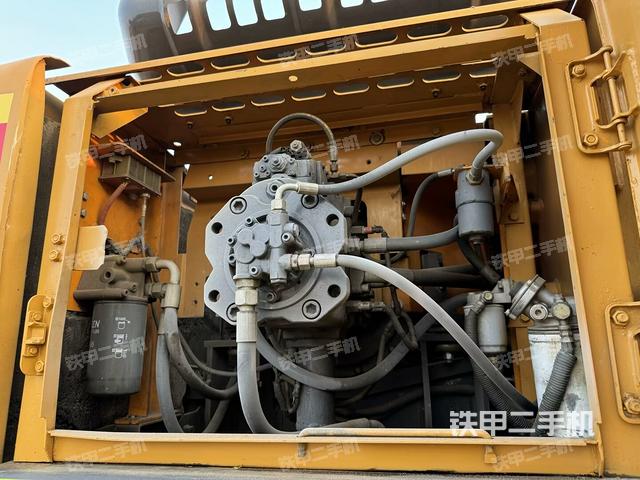 液压泵舱室正面整体(整机外观) 液压泵舱室正面整体(整机外观)